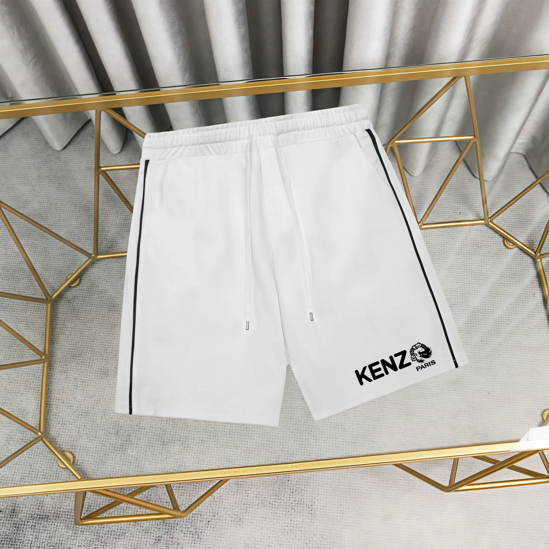 KENZO printed cotton shorts and sweatpants 1:1 paired fabric 380g terry high gram weight 100% pure cotton Pre-shrunk 1×1 double yarn will not deform for a lifetime Same Style for men and women Official website details Letter logo printing Complete three labels Moisture-proof paper Differentiated market currency Feel free to compare OXS version Can wear up to 200 pounds without pressure Comfortable and stylish upper body Color: Black, White Size: XS-L